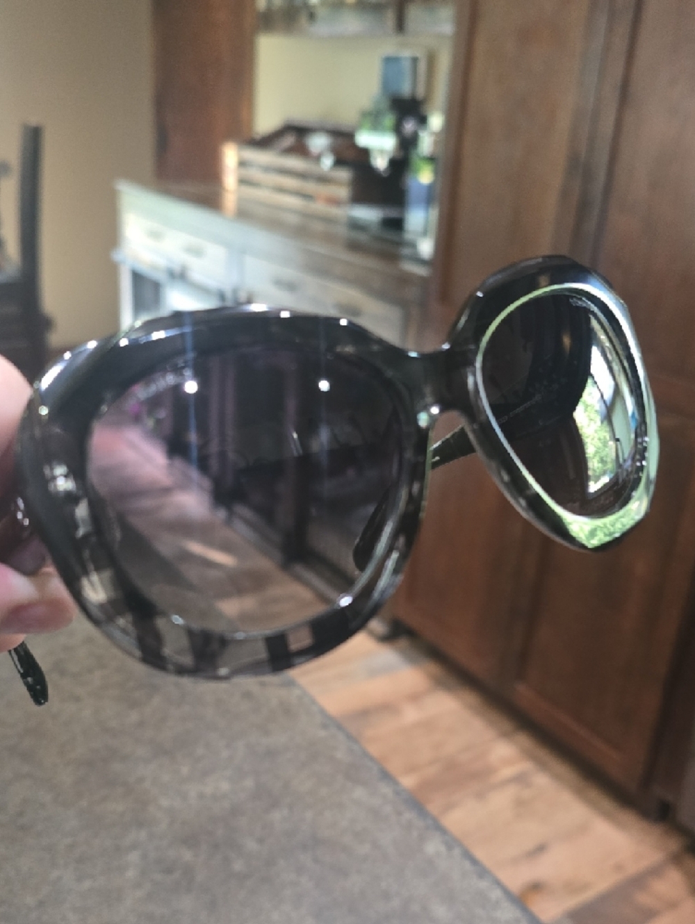 CHANEL Oversized Round Sunglasses in Black Tortoise. - Picture 4 of 4